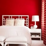 Une chambre rouge et blanche