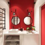 Une salle de bain rouge et blanche