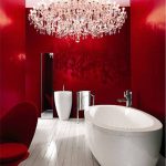 Une salle de bain chic en rouge