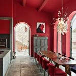 Une salle à manger rouge 