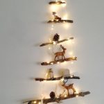 Déco murale arbre de Noël avec des guirlandes