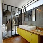 Une salle de bain avec une petite touche de jaune